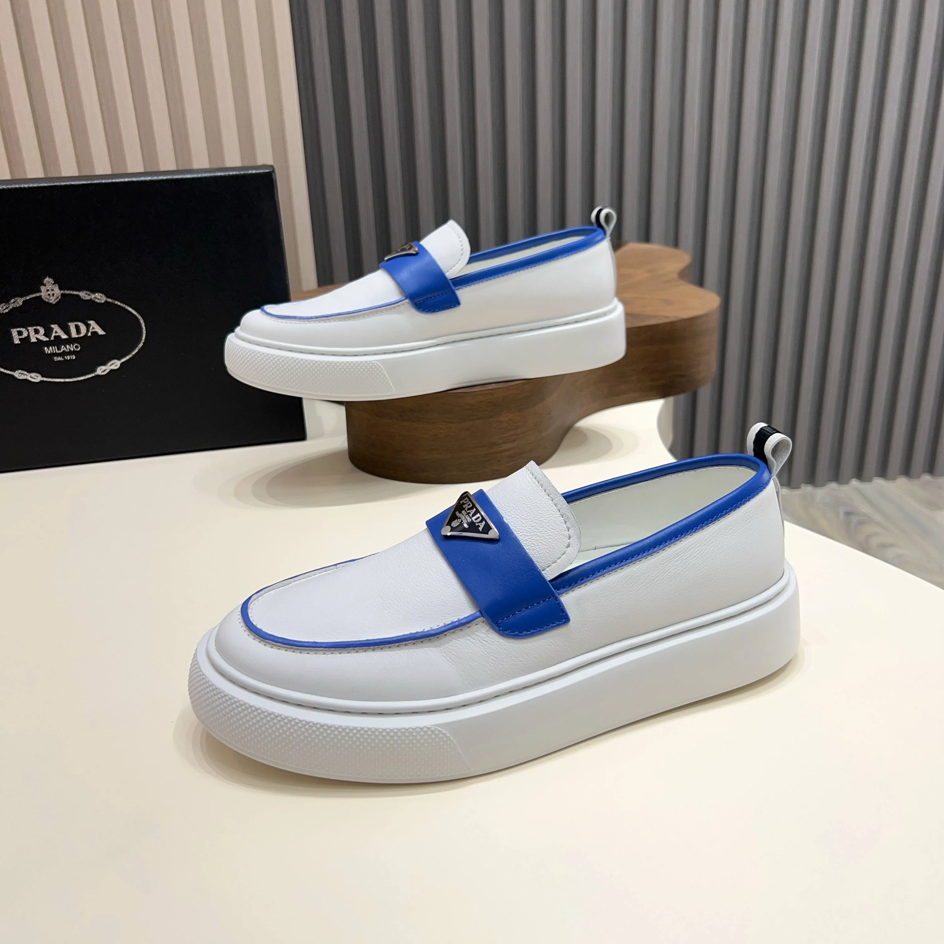 💰740 Thick-soled trendy brand (Prada) mainly promotes popular models, avant-garde and versatile fashionable men's shoes, private version molding, cowhide splicing 1:1 replica... fashionable, simple, elegant, more eye-catching and more classy, ​​it will subvert the old idea, a must-have for fashionistas who want to spend time with you! Must keep it! Tall and comfortable outsole, high-end quality workmanship. @ Code number: 39-44 38 45 can be ordered. Multiple colors are available.